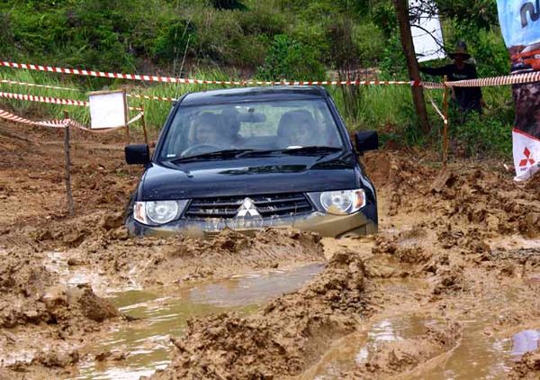 Bermain Lumpur dengan Strada Triton