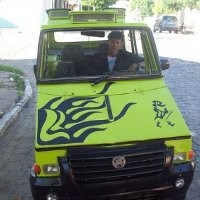 Gelandangan Bikin Mobil Sendiri dari Rongsokan