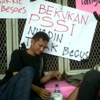 Suporter Segel Markas PSSI Sampai Revolusi Benar-Benar Terjadi
