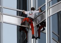 Spiderman Taklukkan Gedung Tertinggi Dunia