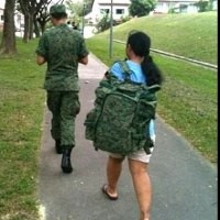 Foto PRT Bawakan Tas Ransel Tentara Jadi Buah Bibir di Singapura