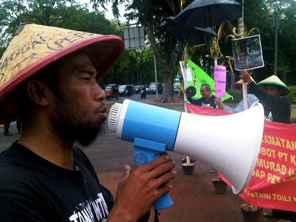 Petani Banggai Tuntut Hak Atas Tanah di Istana