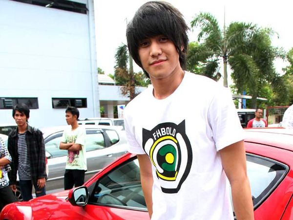 Kevin Aprilio dan Mobil Merahnya