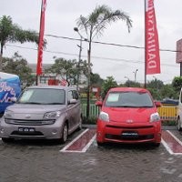 Trio Mobil Aneh di Showroom Daihatsu