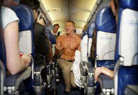 Bercanda tentang Bom di Pesawat, Di Luar Negeri Langsung Diborgol