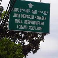 Hati-hati! Papan Nama 3 in 1 di Mampang Salah