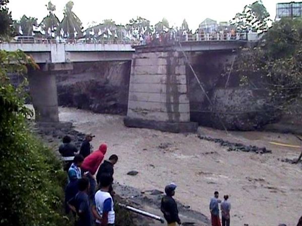 Jembatan Jalur Semarang-Yogya Ambrol