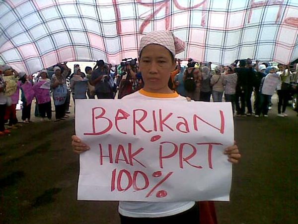 PRT Bentangkan Serbet Raksasa di DPR