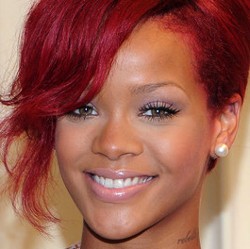 Rihanna Suka Disakiti di Ranjang