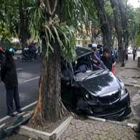 Diduga Sopir Ngantuk, Avanza Hitam Jungkir Balik Lalu Cium Pohon