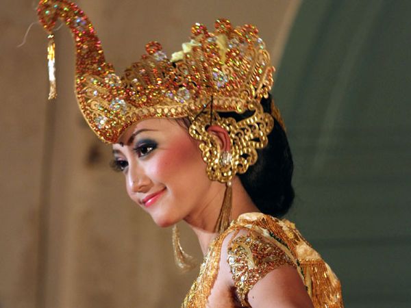 Dinia Ridanti, Penari Tradisional Jabar