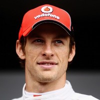 Persiapan Balapan di Malaysia, Button Lakoni Triathlon