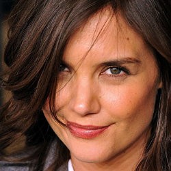Katie Holmes Kaget Anaknya Pegang Permen Bentuk Penis