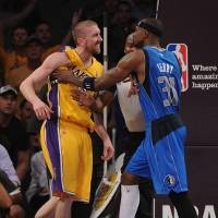 Diwarnai Keributan, Lakers Tekuk Mavs