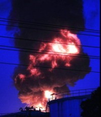 Cegah Api Merambat, Pertamina Semprot Pendingin ke Tangki Lain