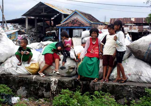Menengok Kampung Pemulung di Keputih