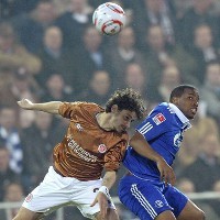 Aksi Pelemparan Ganggu St Pauli vs Schalke 