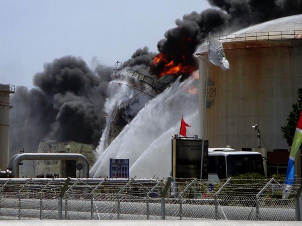 Api dan Asap Masih Keluar dari Tangki Pertamina