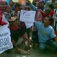 Protes Jalan Rusak, Warga Gelar Parade Bebek & Ancam Boikot Pajak