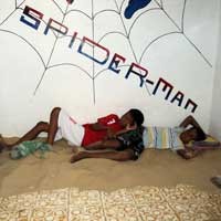 Warga di Sumenep Tidur Berkasur Pasir, Diyakini Menyehatkan