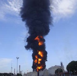 Jelang Tengah Malam, Api Terus Membara di Tangki Pertamina Cilacap 