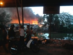 Api Lahap Pemukiman Padat Dekat Rel KA Kampung Bandan