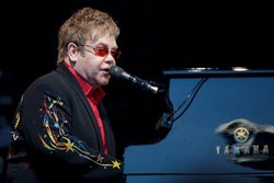 Elton John Menasehati Kings of Leon