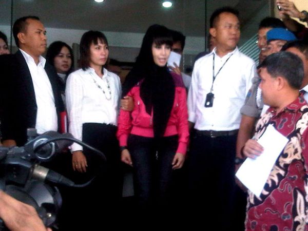 Malinda Dee Muncul ke Publik