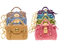 Miu Miu Mini Bag, Gantungan Tas yang Serbaguna