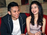 Angie Virgin Kompak Bareng Suami