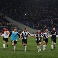 Nyonya Tua Terus Berusaha Merajut Jalan ke Eropa