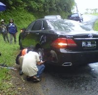 Mobil Mensos Alami Pecah Ban di Garut, Sempat Oleng