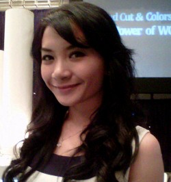 Lama Vakum Menyanyi, Ika Putri Siap-siap Wisuda