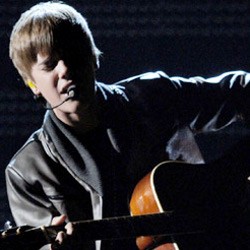 Justin Bieber Selamatkan Sang Ibu dari Si Jago Merah