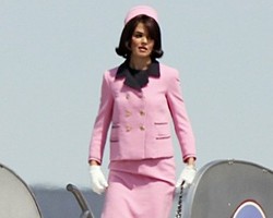 Katie Holmes Pakai Kostum Chanel Rancangan Armani