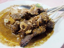Gurih-gurih Sedap Sate Kuah Kacang Pak Memeng