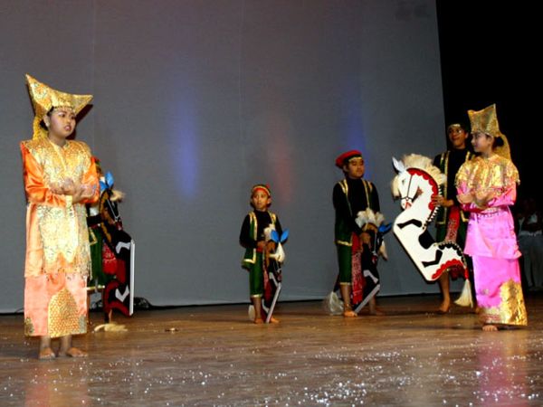 Tarian RI di Festival Anak Internasional