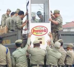 Satpol PP Bongkar 9 Bangunan Liar di Jalan Eyckman