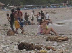Gubenur Bali Perintahkan Pantai Kuta Dibersihkan Setiap Hari 