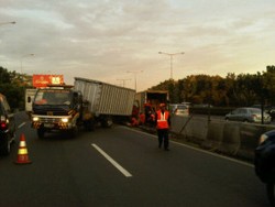 Kecelakaan Truk Macetkan Tol Cikampek Arah Cawang