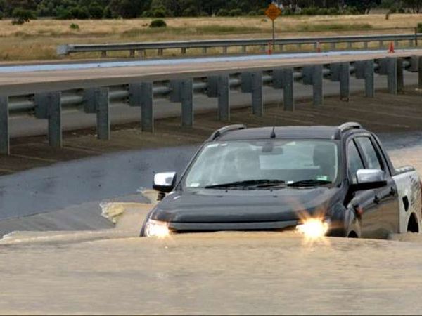 Mobil Berenang di Air