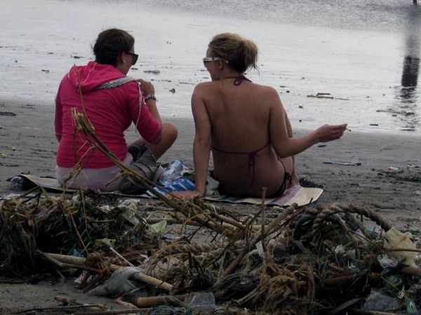 Pantai Kuta Penuh Sampah