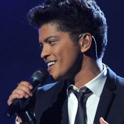 Bruno Mars Ajak 6.500 Penonton Konser Nyanyi Bareng
