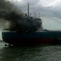 KM Maharani Terbakar Diduga Terkena Percikan Api Las