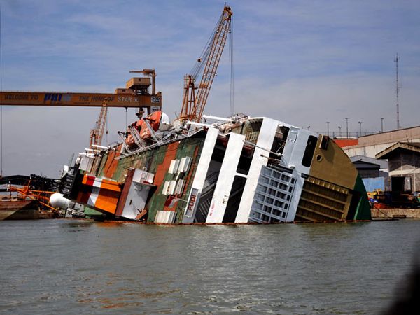 Kapal PT Pelni Terbalik