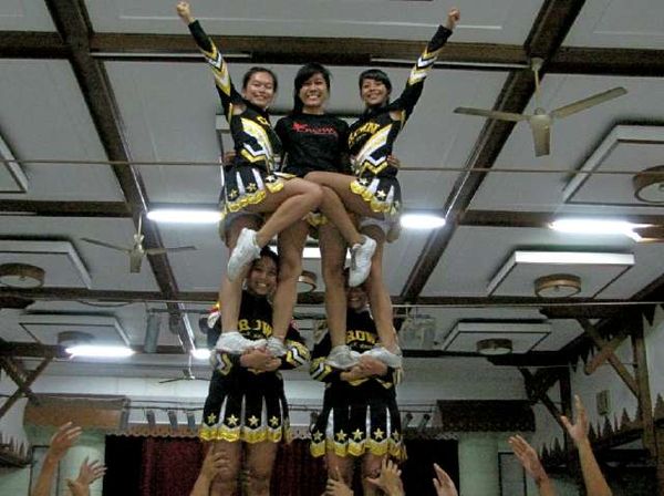 Aksi Akrobatik Cheerleader Crown All Star