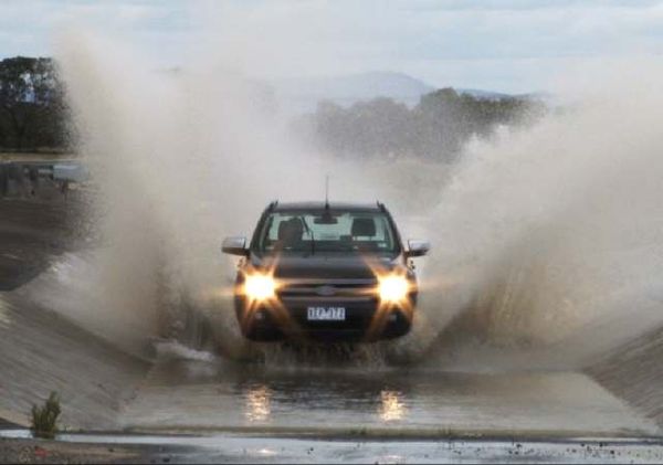 Mobil Berenang di Atas Air