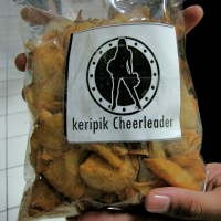 Jualan Keripik Cheerleader untuk Ongkos ke Singapura