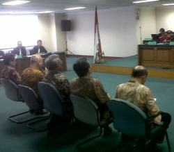 Kompak Berbatik, 5 Politisi Golkar Duduk di Kursi Pesakitan