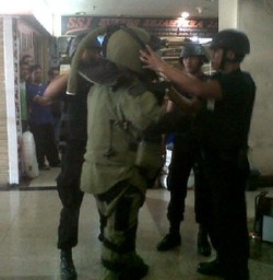 Gegana Sisir Paket Mencurigakan di Kenari Mas Jl Kramat Raya